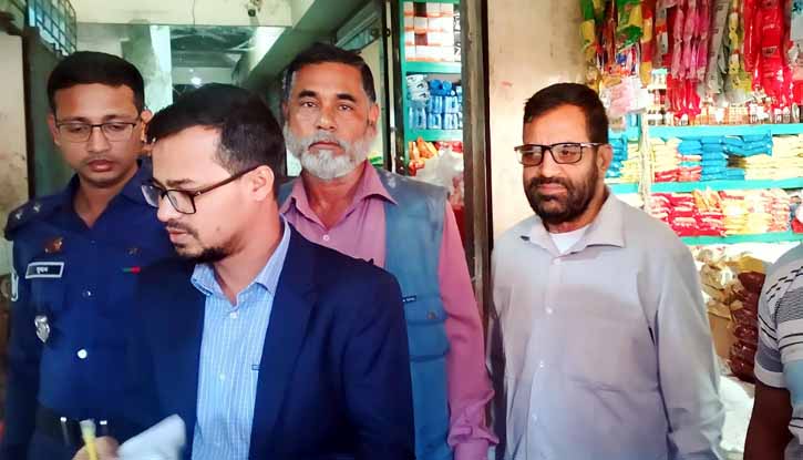 কলমাকান্দায় বেশি দরে পেঁয়াজ বিক্রি করায় ২ ব্যবসায়ীকে অর্থদন্ড
