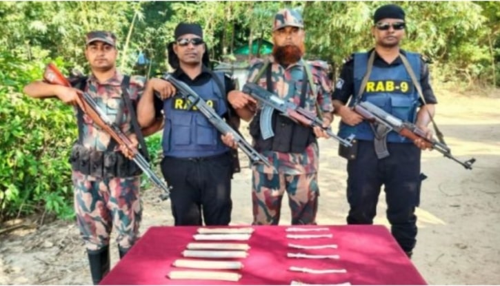 র্যাব ও বিজিবির যৌথ অভিযানে ৬টি বিস্ফোরক উদ্ধার র্যাব ও বিজিবির যৌথ অভিযানে ৬টি বিস্ফোরক উদ্ধার