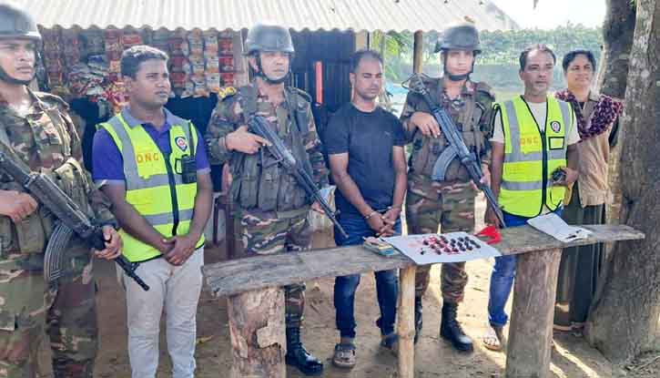 দুর্গাপুরে ইয়াবাসহ এক মাদক ব্যবসায়ী আটক দুর্গাপুরে ইয়াবাসহ এক মাদক ব্যবসায়ী আটক