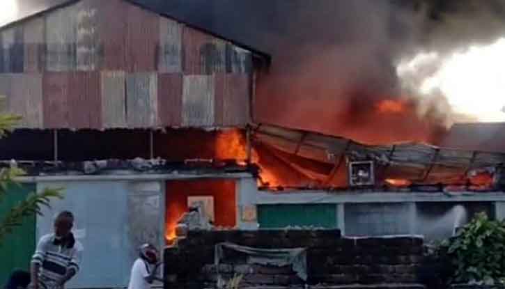 ময়মনসিংহ বিসিকে কীটনাশক গোডাউনে ভয়াবহ অগ্নিকাণ্ড, দুই ঘণ্টায় নিয়ন্ত্রণে ময়মনসিংহ বিসিকে কীটনাশক গোডাউনে ভয়াবহ অগ্নিকাণ্ড, দুই ঘণ্টায় নিয়ন্ত্রণে