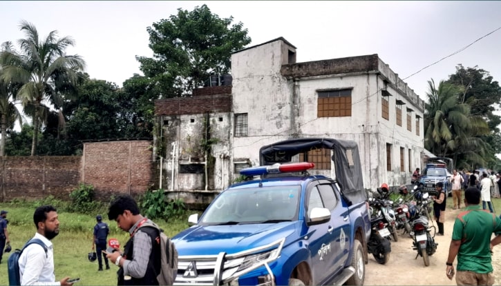 নেত্রকোনায় জঙ্গি আস্তানা সন্দেহে বাড়ি ঘিরে রেখেছে পুলিশ নেত্রকোনায় জঙ্গি আস্তানা সন্দেহে বাড়ি ঘিরে রেখেছে পুলিশ