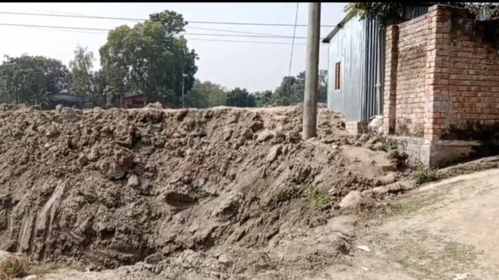 মানিকগঞ্জে রাস্তা বন্ধ করে ভবন নির্মাণ, ক্ষুব্ধ এলাকাবাসী