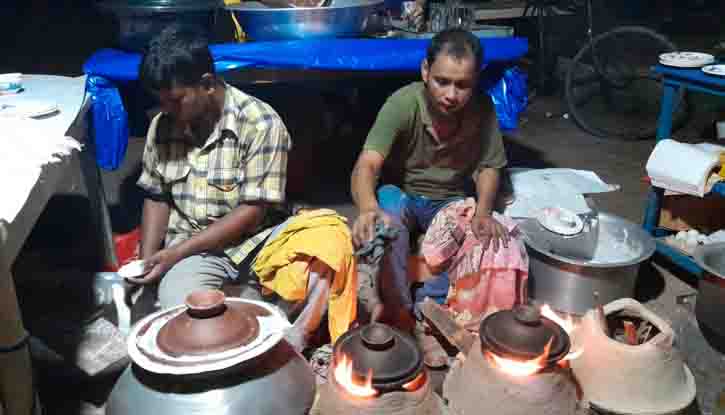 শীত না পড়তেই ঠাকুরগাঁওয়ে ফুটপাতে পিঠা বিক্রির ধুম