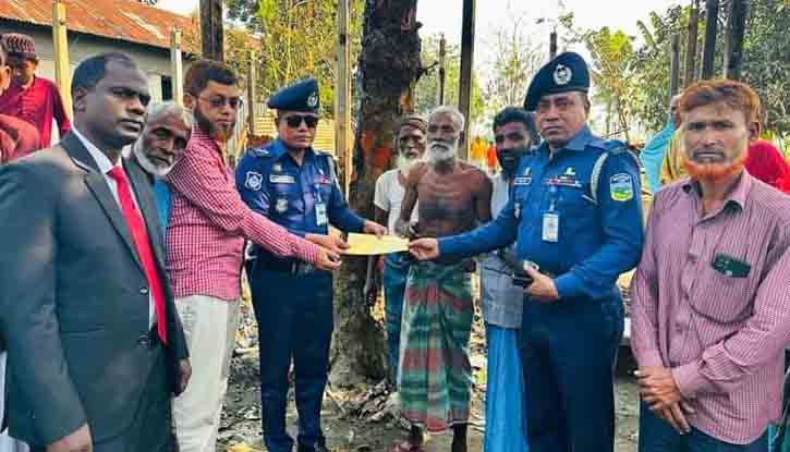 শেরপুরে পয়েস্তিরচরে অগ্নিকাণ্ডের ঘটনায় পুলিশ সুপারের সহায়তা