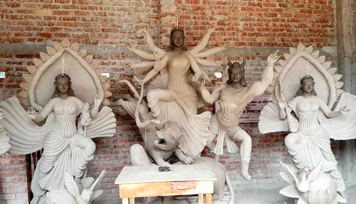 ঠাকুরগাঁওয়ে শারদীয় দুর্গাপূজা: চলছে শেষ মুহুর্তের প্রস্তুতি ঠাকুরগাঁওয়ে শারদীয় দুর্গাপূজা: চলছে শেষ মুহুর্তের প্রস্তুতি