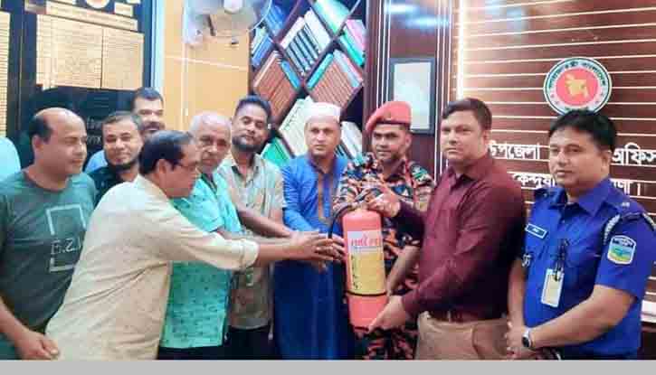 কেন্দুয়ায় ৩৬ পূজামন্ডপে অগ্নিনির্বাপক যন্ত্র দিলেন বিএনপি নেতা কেন্দুয়ায় ৩৬ পূজামন্ডপে অগ্নিনির্বাপক যন্ত্র দিলেন বিএনপি নেতা