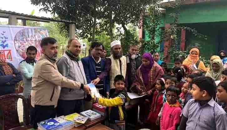 শ্রীনগরে বিবন্দী স্কুলে বই উৎসব