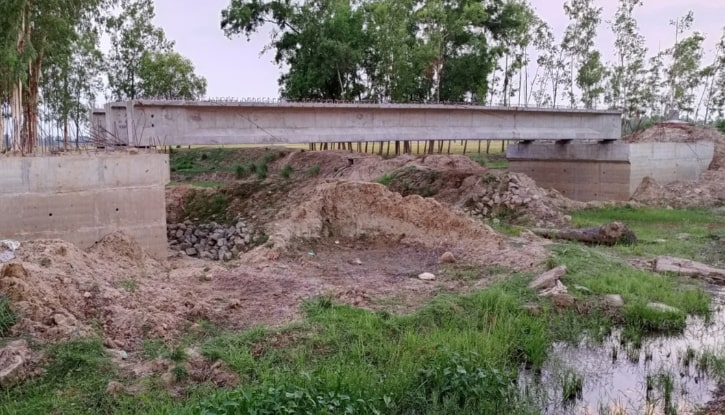 অসম্পন্ন সেতুর নির্মাণ কাজ ফেলে ঠিকাদার উধাও