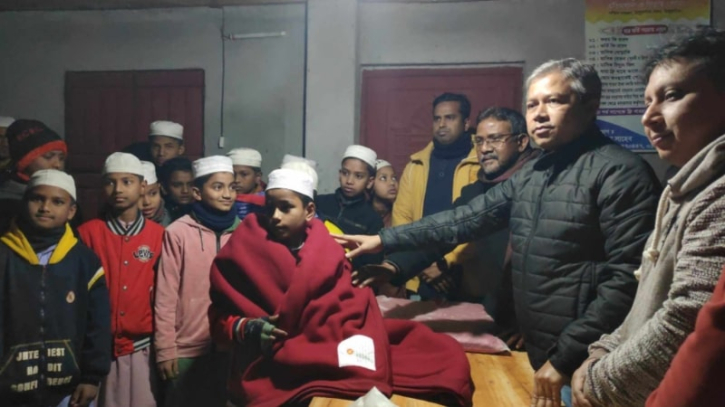গভীর রাতে এতিম শিশুদের মাঝে কম্বল জড়িয়ে দিলেন ডিসি