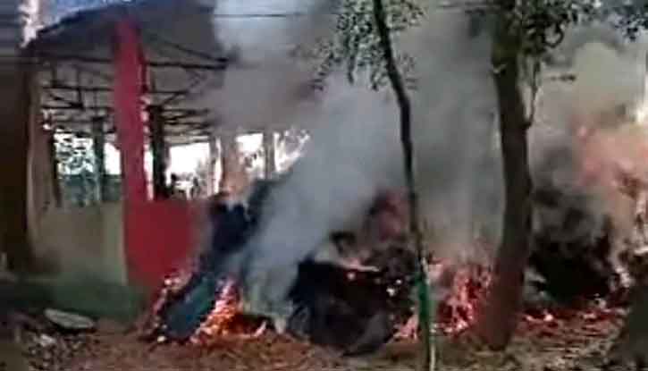 শেরপুরে হত্যাকাণ্ডে দরবার শরীফে ভাংচুর, অগ্নিসংযোগ শেরপুরে হত্যাকাণ্ডে দরবার শরীফে ভাংচুর, অগ্নিসংযোগ
