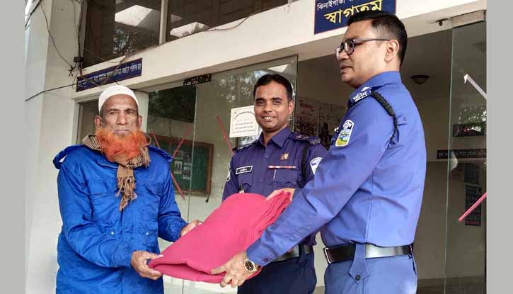 ঝিনাইগাতীতে ওসি’র উদ্যোগে গ্রাম পুলিশের মাঝে শীতবস্ত্র বিতরণ