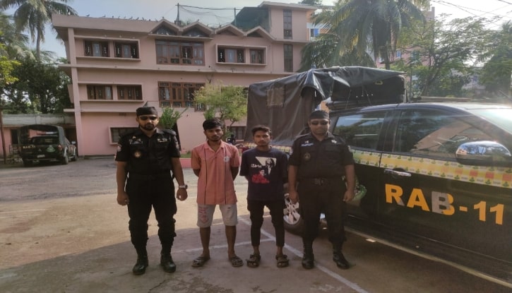 র্যাবের অভিযানে ১৫ কেজি গাঁজাসহ দুই মাদক ব্যবসায়ী গ্রেফতার র্যাবের অভিযানে ১৫ কেজি গাঁজাসহ দুই মাদক ব্যবসায়ী গ্রেফতার