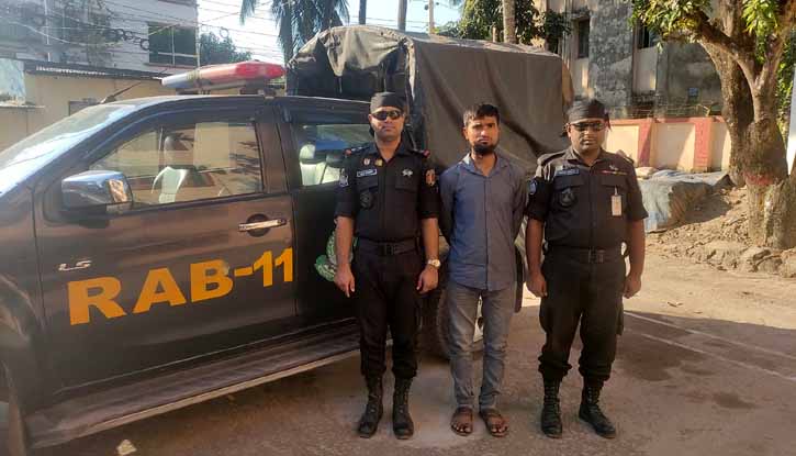র্যাবের অভিযানে ১০ কেজি গাঁজাসহ মাদক ব্যবসায়ী গ্রেফতার র্যাবের অভিযানে ১০ কেজি গাঁজাসহ মাদক ব্যবসায়ী গ্রেফতার