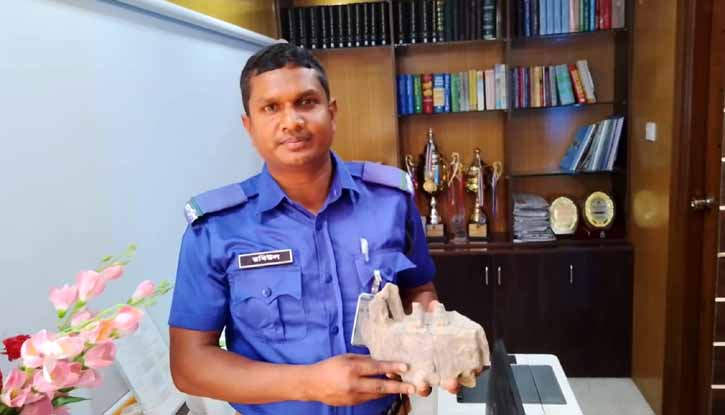 ফুলবাড়ীতে জমি চাষের সময় মিলল ভগ্নদশা কষ্টিপাথরের মূর্তি ফুলবাড়ীতে জমি চাষের সময় মিলল ভগ্নদশা কষ্টিপাথরের মূর্তি