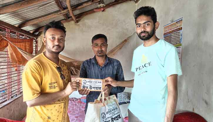 কিডনি বিকল হওয়ায় পত্রিকা হকার ইদ্রিস আলীকে ঈদ সামগ্রী ও অর্থ প্রদান কিডনি বিকল হওয়ায় পত্রিকা হকার ইদ্রিস আলীকে ঈদ সামগ্রী ও অর্থ প্রদান