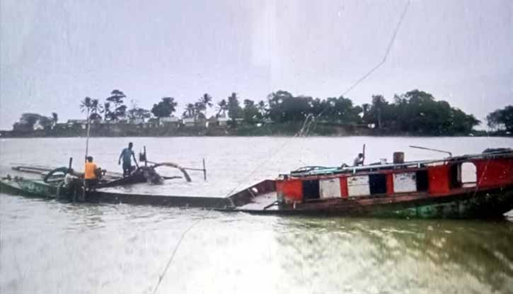 ধনু নদী থেকে অবৈধ ড্রেজার মেশিনে বালু উত্তোলনের হিড়িক, চলছে চাঁদাবাজিও
