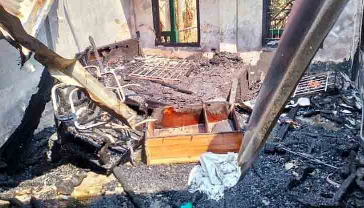 গৌরীপুরে অগ্নিকাণ্ডে প্রায় ২৩ লাখ টাকার মালামাল ভস্মিভূত গৌরীপুরে অগ্নিকাণ্ডে প্রায় ২৩ লাখ টাকার মালামাল ভস্মিভূত