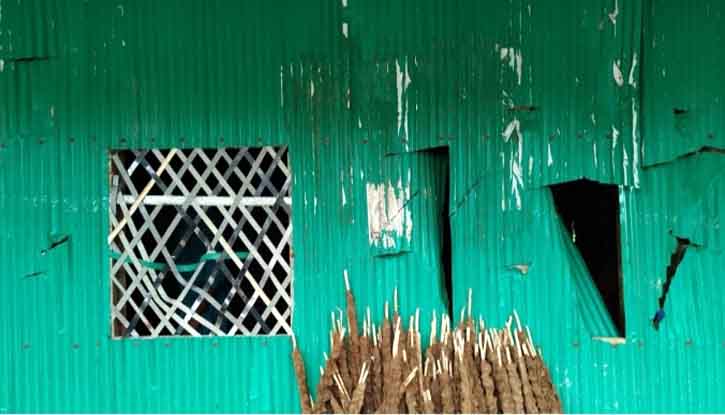 মোহনগঞ্জে শসা তুলতে বাধা দেওয়ায় বাড়িতে হামলা, আহত ১২ মোহনগঞ্জে শসা তুলতে বাধা দেওয়ায় বাড়িতে হামলা, আহত ১২