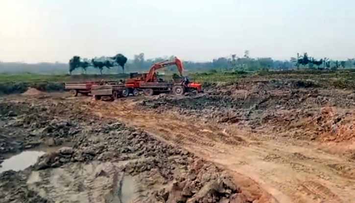 রামগঞ্জে নিষিদ্ধ ট্রাক্টরের দাপট বিলিন হচ্ছে ফসলি জমি রামগঞ্জে নিষিদ্ধ ট্রাক্টরের দাপট বিলিন হচ্ছে ফসলি জমি