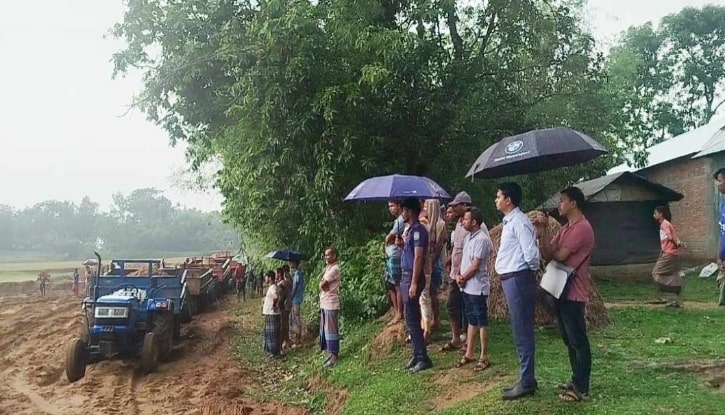 দুর্গাপুরে ফসলি জমি ধংস করে বালু বিক্রির হিড়িক: ২টি লরি ট্রাক্টর জব্দ দুর্গাপুরে ফসলি জমি ধংস করে বালু বিক্রির হিড়িক: ২টি লরি ট্রাক্টর জব্দ