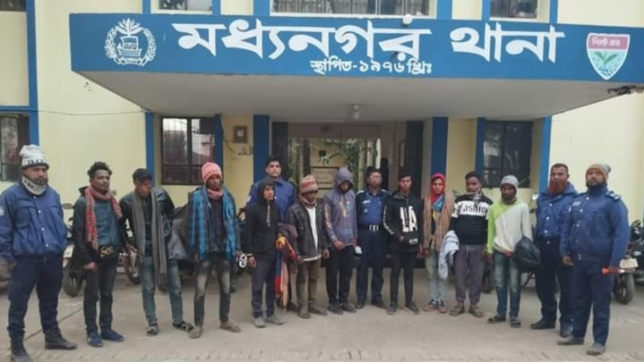 মধ্যনগরে অবৈধ পথে আসা ২০০ বস্তা চিনিসহ ১০জন চোরাকারবারি গ্ৰেফতার মধ্যনগরে অবৈধ পথে আসা ২০০ বস্তা চিনিসহ ১০জন চোরাকারবারি গ্ৰেফতার