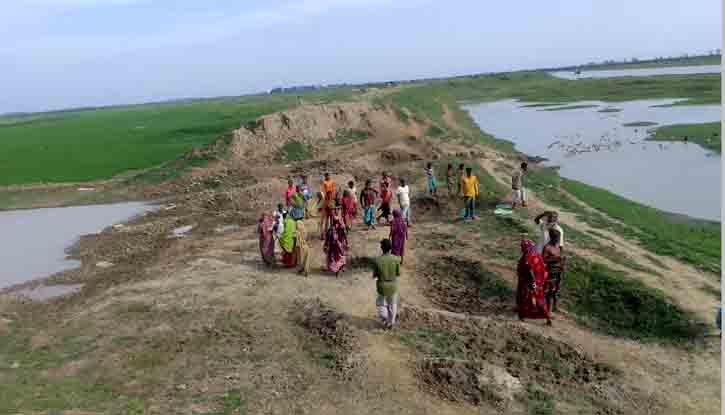 মধ্যনগরে পানি উন্নয়ন বোর্ডের অবহেলায়, দিশেহারা কৃষক