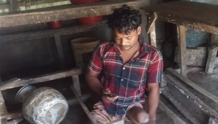 মধ্যনগরে দোকান ভাঙচুর করে টাকা ছিনিয়ে নিয়েছে দূর্বৃত্তরা