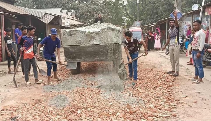 নিজের টাকায় বেখৈরহাটী বাজারের ভাঙ্গা রাস্তা সংস্কার করলেন মিজান
