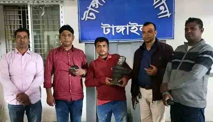 ময়মনসিংহের শিবমূর্তি টাঙ্গাইলে উদ্ধার, প্রশান্ত গ্রেপ্তার ময়মনসিংহের শিবমূর্তি টাঙ্গাইলে উদ্ধার, প্রশান্ত গ্রেপ্তার