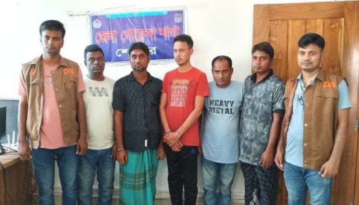 রাস্তায় মদ খেয়ে মাতলামির অভিযোগে যুবলীগ নেতাসহ গ্রেপ্তার-৫