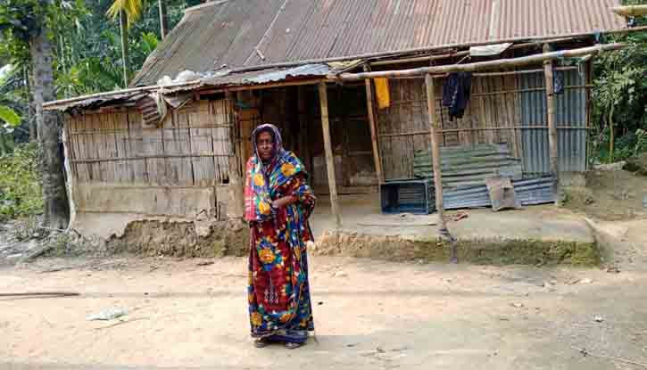 অন্যের ভাঙা ঘরে ২৫ বছর জীবনযাপন পারভিন বেগমের