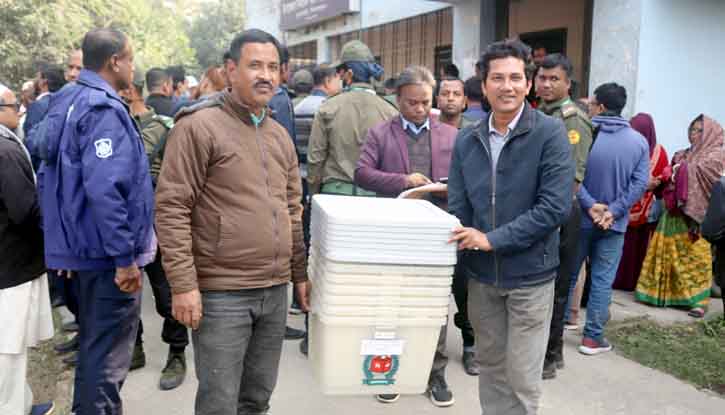 ফুলবাড়ীর ৫২টি ভোট কেন্দ্রে পৌঁছাল নির্বাচনী সরঞ্জাম