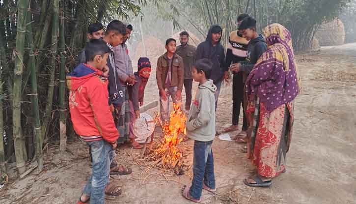 ফুলবাড়ীতে তীব্র শীতে নিম্ন আয়ের শ্রমজীবী মানুষদের অবস্থা নাজুক