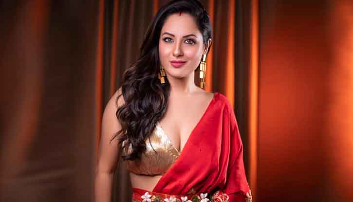 পূজাকে ‘অসভ্য মহিলা’ বলে কটাক্ষ