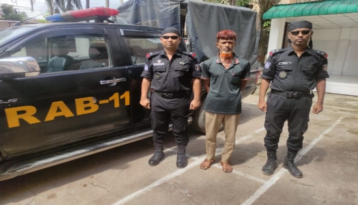 র্যাবের অভিযানে ৪ কেজি গাঁজাসহ এক মাদক ব্যবসায়ী গ্রেফতার র্যাবের অভিযানে ৪ কেজি গাঁজাসহ এক মাদক ব্যবসায়ী গ্রেফতার