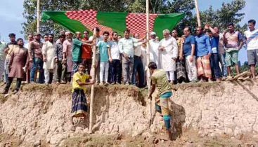 দুর্গাপুরে জনগণের দুর্ভোগ লাঘবে বাঁশ-কাঠের ব্রিজ নির্মাণ করে দিচ্ছেন ব্যারিস্টার কায়সার কামাল