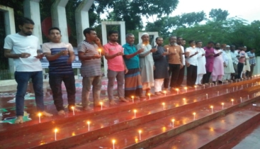 বারহাট্টায় কেন্দ্রীয় শহীদ মিনারে মোমবাতি প্রজ্জ্বলন
