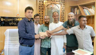 বন্যার্তদের পাশে দাঁড়িয়েছেন দুর্গাপুরের ৯০ দশকের ছাত্ররা