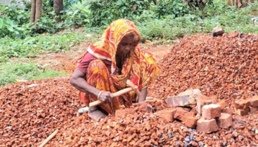 দুর্গাপুরে সংসার চালাতে হাতুরি চালান অসংখ্য নারী শ্রমিক