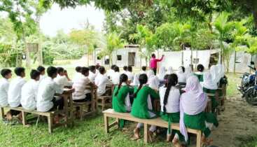 ক্লাস চলছে খোলা আকাশের নিচে