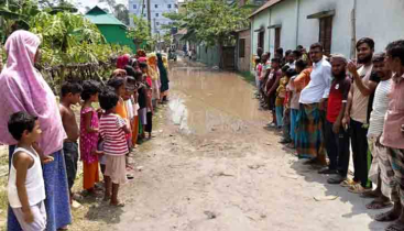 পানি নিষ্কাশনের মুখে নন্দন পার্কের বাঁধ,জলাবদ্ধতায় এলাকাবাসীর দুর্ভোগ 