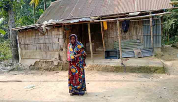 অন্যের ভাঙা ঘরে ২৫ বছর জীবনযাপন পারভিন বেগমের