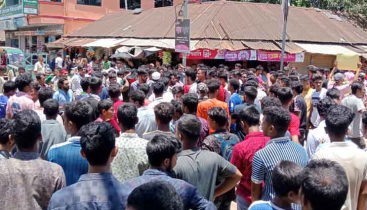 দুর্গাপুরে সড়ক অবরোধ করে শিক্ষার্থীদের বিক্ষোভ