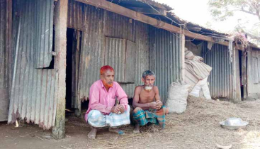 আশ্রয়ণের ভাঙা ঘরে দুর্ভোগে বাসিন্দারা: আকাশে মেঘ জমলেই ঘুম হারাম