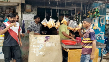 টানা বৃষ্টিতে নিম্নআয়ের মানুষের উপার্জন নেমেছে অর্ধেকে