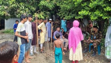 কেন্দুয়ায় সেনাবাহিনীর হাতে দেশীয় অস্ত্রসহ দুই যুবক আটক