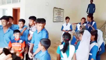 শিক্ষার্থীরা স্কুলে এলেও আসেনি কোনো শিক্ষক!