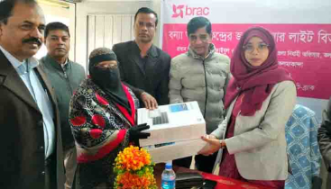 বন্যা আশ্রয়কেন্দ্রে ব্র্যাকের উদ্যোগে সোলার লাইট বিতরণ