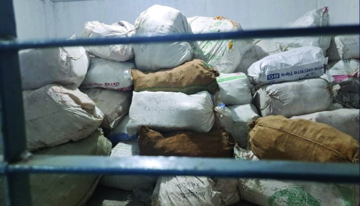 ব্যবসায়ীর পণ্য জব্দ করে প্রার্থীর ঘাড়ে দোষারোপ ব্যবসায়ীর পণ্য জব্দ করে প্রার্থীর ঘাড়ে দোষারোপ