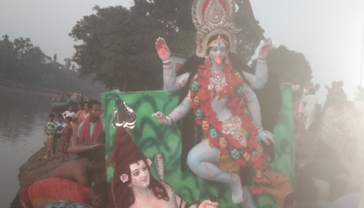 মোহনগঞ্জে প্রতিমা বিসর্জনের মধ্য দিয়ে শেষ হলো শ্যামাপূজা মোহনগঞ্জে প্রতিমা বিসর্জনের মধ্য দিয়ে শেষ হলো শ্যামাপূজা